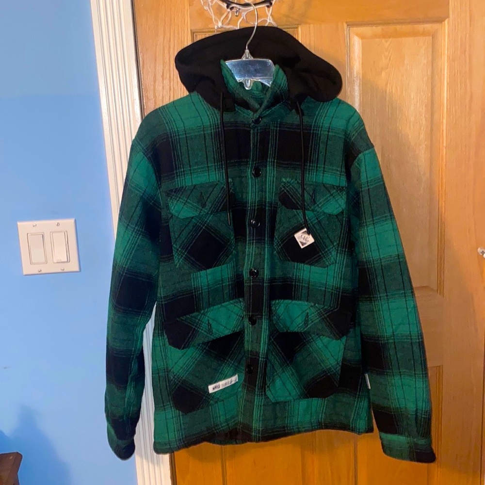 IZZUE BRAND - GREEN AND BLACK PLAID SHIRT JACKET